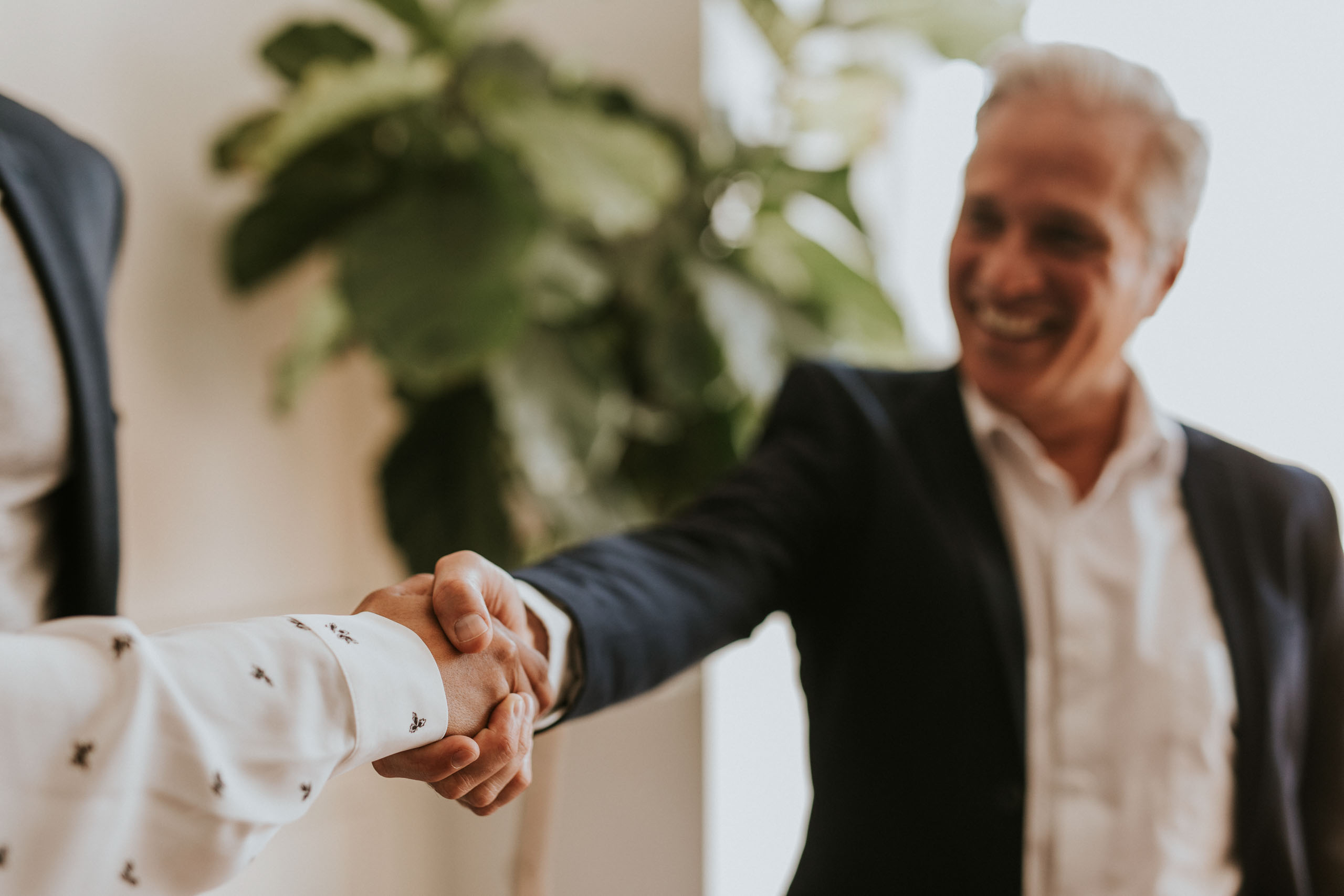 Glückliche Geschäftsleute, die sich die Hand reichen